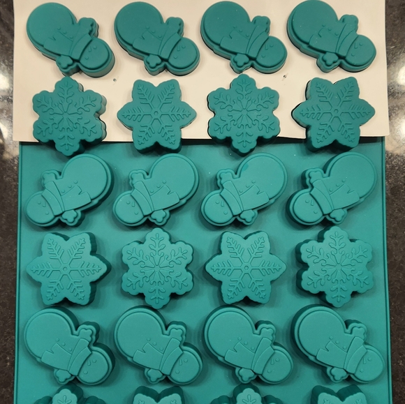 16 New Silicone Treat Molds - Picture 8 of 8